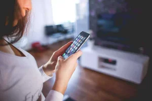 A woman holding an iphone